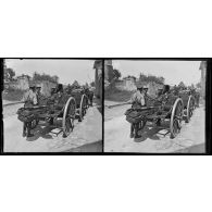 Angicourt, cavalier anglais installant une ligne télégraphique. La voiture aux bobines. [légende d'origine]