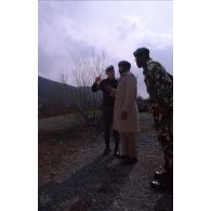 Echange entre le colonel Meille, chef de corps du 2e régiment d'infanterie de marine (2e RIMa) et le général Rob, chef du détachement kényan, lors de la visite de ce dernier.