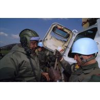 Présentation de l'équipement d'un véhicule de l'avant blindé (VAB) du bataillon d'infanterie au général Rob, chef du détachement kényan.