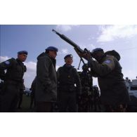 Le général Rob, chef du détachement kényan manipule un fusil FR-F2 lors de sa visite au bataillon d'infanterie français avec le colonel Meille.