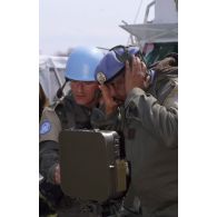 Présentation de matériel utilisé par le 2e régiment d'infanterie de marine (2e RIMa) au général Rob, chef du détachement kényan