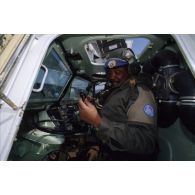 Le général Rob, chef du détachement kényan dans un véhicule de l'avant blindé (VAB) lors de sa visite auprès du 2e régiment d'infanterie de marine (2e RIMa).