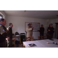 Discussion autour d'une table lors de la visite du général Rob, chef du détachement kényan, auprès du bataillon d'infanterie du 2e régiment d'infanterie de marine (2e RIMa).