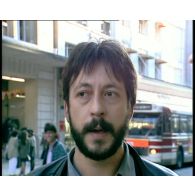 Micro-trottoir sur la dissuasion nucléaire à Reims.