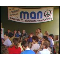 Réunion du mouvement pour une alternative non-violente (le MAN), échanges sur la politique de dissuasion nucléaire.