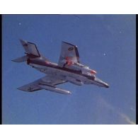 Vues aériennes d'avions de combat en vol armés de missiles de croisière de type air-sol moyenne portée (ASMP).