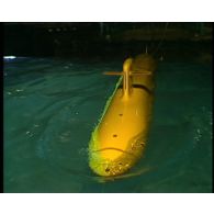 Bassin des carènes, maquette de sous-marin en expérimentation.