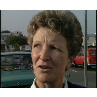 Micro-trottoir sur la dissuasion nucléaire sur le parking d'un centre commercial.