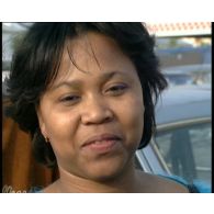 Micro-trottoir sur la dissuasion nucléaire au parking d'un centre commercial.