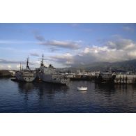 La frégate Prairial (F731) et le remorqueur Maïto (A637) à quai à Papeete. [Description en cours]