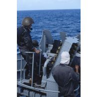 Tir au canon de 40 mm sur le patrouilleur la Gracieuse. [Description en cours]
