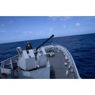 Tir au canon de 40 mm sur le patrouilleur la Gracieuse. [Description en cours]