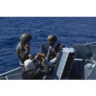 Tir au canon de 40 mm sur le patrouilleur la Gracieuse. [Description en cours]