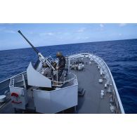 Tir au canon de 40 mm sur le patrouilleur la Gracieuse. [Description en cours]