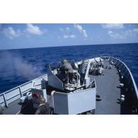 Tir au canon de 40 mm sur le patrouilleur la Gracieuse. [Description en cours]