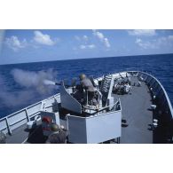 Tir au canon de 40 mm sur le patrouilleur la Gracieuse. [Description en cours]
