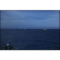 Voilier Breeze de la flottille de la Paix évoluant en mer. Le remorqueur Hippopotame (A660) croise le bâtiment amiral MV Greenpeace de l'ONG Greenpeace.