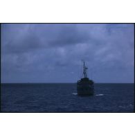 Le remorqueur Hippopotame (A660) en pleine mer dans le Pacifique.