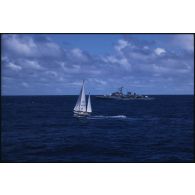 Voilier Greenpeace III de la flottille de la Paix de Greenpeace et Enseigne de vaisseau Henry (F749) en pleine mer dans le Pacifique.