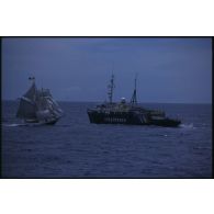 Voilier Breeze de la flottille de la Paix et bâtiment amiral MV Greenpeace de l'ONG Greenpeace en pleine mer dans le Pacifique.