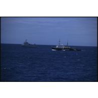 Le remorqueur ravitailleur Rari (A634) et le bâtiment amiral MV Greenpeace de l'ONG Greenpeace en pleine mer dans le Pacifique.