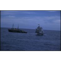 Voilier Breeze de la flottille de la Paix et bâtiment amiral MV Greenpeace de l'ONG Greenpeace en pleine mer dans le Pacifique.