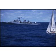 Voilier Greenpeace III de la flottille de la Paix et Enseigne de vaisseau Henry (F749) en pleine mer dans le Pacifique.
