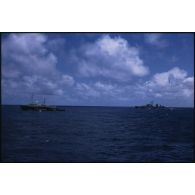 Le bâtiment amiral MV Greenpeace de l'ONG Greenpeace et aviso Enseigne de vaisseau Henry (F749) en pleine mer dans le Pacifique.