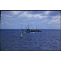 Le remorqueur Hippopotame (A660) croise le bâtiment amiral MV Greenpeace de l'ONG Greenpeace et le voilier Greenpeace III de la flottille de la Paix.