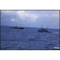 Le remorqueur Hippopotame (A660) croise le bâtiment amiral MV Greenpeace de l'ONG Greenpeace et le voilier Greenpeace III de la flottille de la Paix.