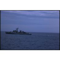 Aviso Enseigne de vaisseau Henry (F749) en pleine mer dans le Pacifique.