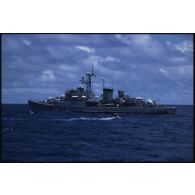 Aviso Enseigne de vaisseau Henry (F749) en pleine mer dans le Pacifique.