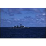 Aviso Enseigne de vaisseau Henry (F749) en pleine mer dans le Pacifique.