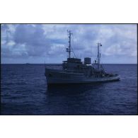 Le remorqueur Hippopotame (A660) en pleine mer dans le Pacifique. En arrière-plan, le naviral amiral MV Greenpeace de l'ONG Greenpeace.