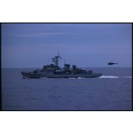 Aviso Enseigne de vaisseau Henry (F749) survolé par un hélicoptère Alouette III en pleine mer dans le Pacifique.