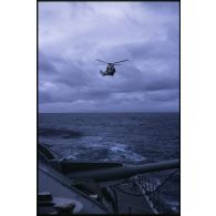 Arrivée d'un hélicoptère Super Puma pour un hélitreuillage sur un bâtiment de la Marine dans l'océan Pacifique.