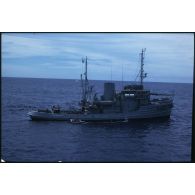 Le remorqueur Hippopotame (A660) et embarcation semi-rigide Zodiac de Greenpeace en pleine mer dans le Pacifique.