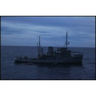 Le remorqueur Hippopotame (A660) et embarcation semi-rigide Zodiac de Greenpeace en pleine mer dans le Pacifique.