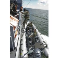 L'équipe de visite rejoint un Zodiac Hurricane depuis le bord de La Gracieuse, en Guyane française.