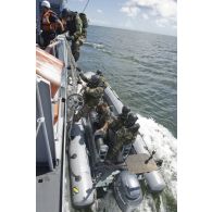 L'équipe de visite rejoint un Zodiac Hurricane depuis le bord de La Gracieuse, en Guyane française.