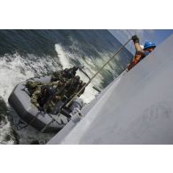L'équipe de visite de La Gracieuse s'apprête à partir en mission à bord d'un Zodiac Hurricane, en Guyane française.