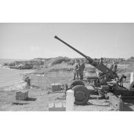 Un canon antiaérien Bofors de 40 mn capturé et positionné non loin du phare de la Coubre.