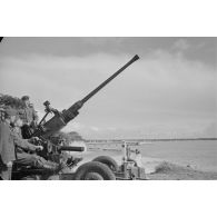 Un canon antiaérien Bofors de 40 mn capturé et positionné non loin du phare de la Coubre.