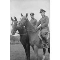 Le commandant (Major) Rudolf Lippert et un lieutenant.
