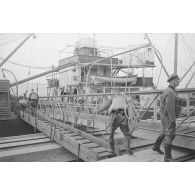 Dans le cadre de l'opération Seelöwe (lion de mer), l'entrainement au chargement d'un cargo (infanterie et matériels).