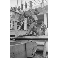 Dans le cadre de l'opération Seelöwe (lion de mer), l'entrainement au chargement d'un cargo (infanterie et matériels).