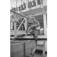 Dans le cadre de l'opération Seelöwe (lion de mer), l'entrainement au chargement d'un cargo (infanterie et matériels).