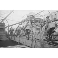 Dans le cadre de l'opération Seelöwe (lion de mer), l'entrainement au chargement d'un cargo (infanterie et matériels).
