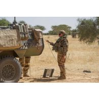 Soldats du DLAO 3 (détachement de liaison et d'appui opérationnel) mettant en place un BGAN (broadband global area network ou réseau régional à large bande) depuis l'arrière d'un VBL, permettant une transmission numérique à haut débit lors d'une mission de contrôle de zone près du village d'Ancola, dans le cadre de l'opération Piana.