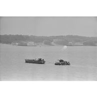 Lors de manoeuvres en vue de l'opération Seelöwe, la progression de navires de surface vers le littoral dont un ponton-barge improvisé.
